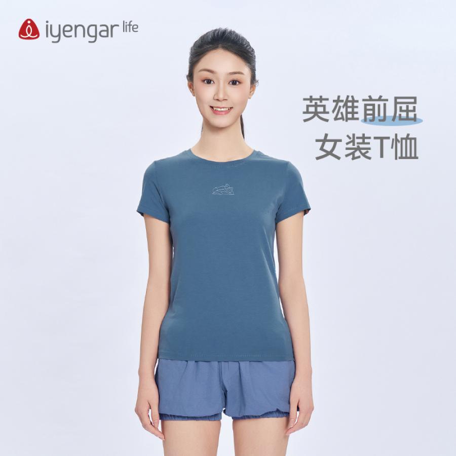 C1219瑜伽英雄前屈女装T恤 短袖 细腻亲肤棉质面料 背部全译：体式的学习不在于掌握姿势，而是利用姿势来理解和转变自己。