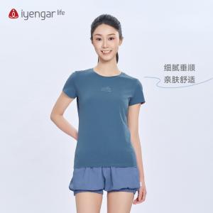 C1219瑜伽英雄前屈女装T恤 短袖 细腻亲肤棉质面料 背部全译：体式的学习不在于掌握姿势，而是利用姿势来理解和转变自己。