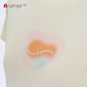 C1215梵文金句女装T恤短袖 透气凉爽 黑科技凉感面料 ：visoka va jyotismatl通过专注与明亮、灿烂、超越悲伤的光，获得内在的稳定